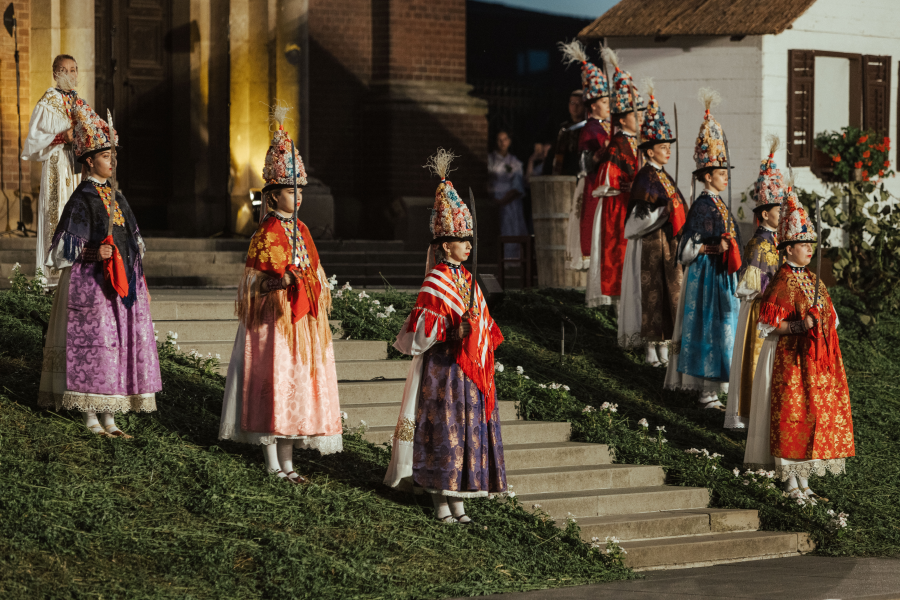 Ovogodišnji Đakovački vezovi otvaraju se scenskom slikom „Sjaj nam sunce domovini slatkoj…”